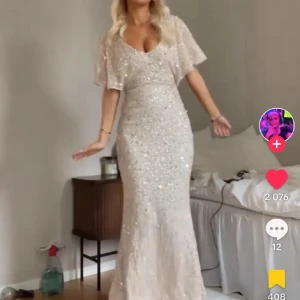 Glittrig Balklänning Beauut - INTRESSEKOLL!!💖superfin balklänning från beauut i storlek M! 