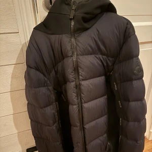 Moncler dunjacka - Säljer min Moncler dunjacka då den inte kommer till användning längre. Skick 7/10 nypris 14499, köpt på NK så kvitto finns. Byte mot cardigan är intressant
