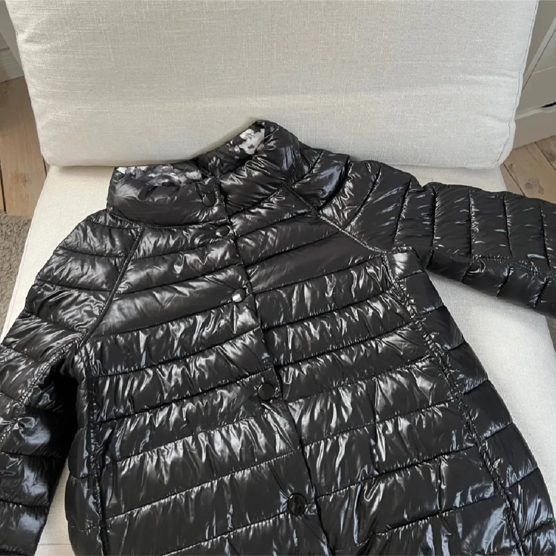 Svart glansig dunjacka
