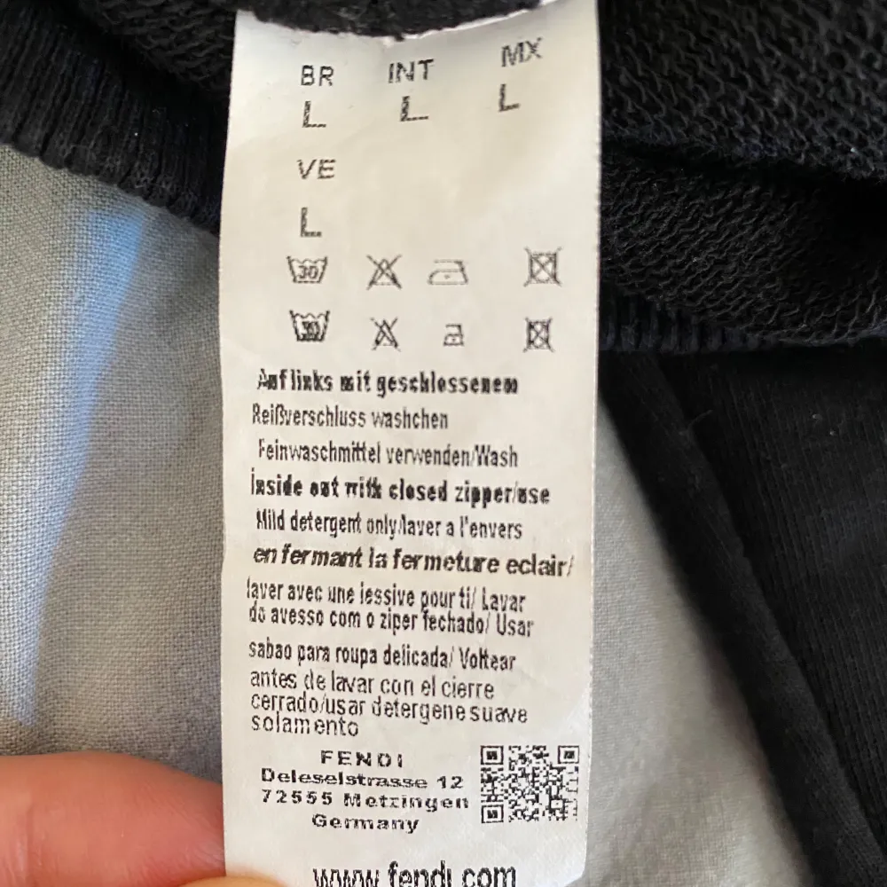 Säljer en svart tröja från Fendi med unika gula ögonmotiv på bröstet. Tröjan har en rund halsringning och långa ärmar. Perfekt för dig som vill ha en stilren men ändå iögonfallande look. 🖤💛 tröjan är secondhand köpt, jag har använt den bara en gång, den är ganska ny och finns ingen synliga skador, storlek L men passar som M. Neuletakit & Villapaidat.