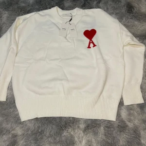 Vit tröja riktigt fint tröja  - Säljer en stilren vit tröja