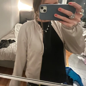 Vårjacka - Världens sötaste bombajacka!! Perfekt till våren💞🥰 Den är lite ljusrosa/beige