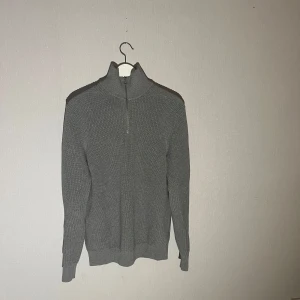Half zip - Säljer denna half zip tröjan i ett väldigt fint skick, använd 5-6 gånger. Köpte den från zara förra året, stl M. Skickar gärna mer bilder om det behövs.