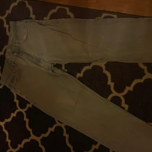 Ljusblå jeans från Pull&Bear - Snygga ljusblå jeans från Pull&Bear i klassisk femficksmodell. De har en rak passform och är perfekta för en avslappnad stil. Jeansen har en läderpatch baktill och stängs med dragkedja och knapp. Köpta på zalando för ungefär ett halv år sedan, mycket snålt använda!