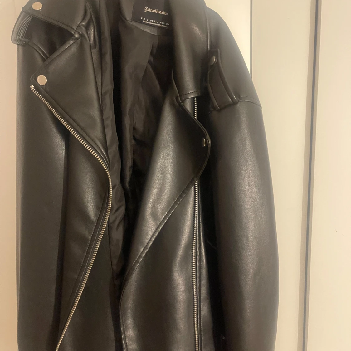Svart skinnjacka från Stradivarius - 4
