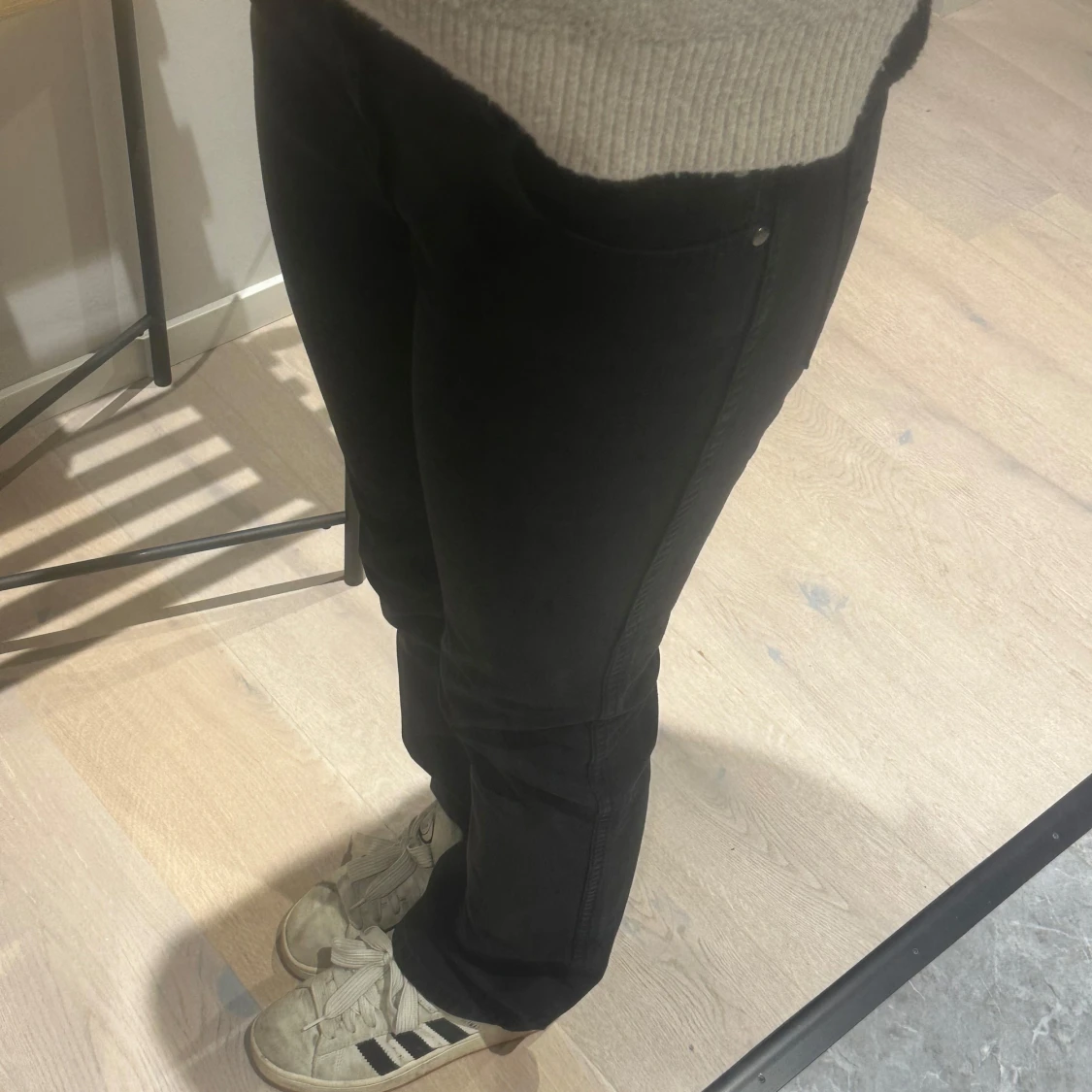 Svarta jeans med detalj på bakfickorna  - 1