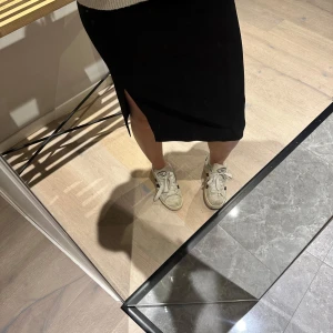 Svart kjol med slits  - Säljer denna svarta kjol med slits, jättefin och har inte skavanker!