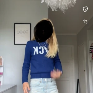 Blå tröja från Zadig & Voltaire - Säljer en snygg blå tröja från Zadig & Voltaire men Rock motiv. Tröjan har långa ärmar och en ribbad kant vid ärmslut och nederkant. Perfekt för en stilren look!