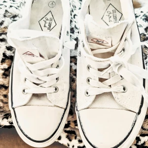  sneakers vita från Lee Cooper - Snygga vita sneakers från Lee Cooper Originals med klassisk design. Skorna har snörning och en bekväm passform. Perfekta för en stilren look.