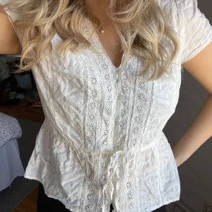Topp  - Supersöt topp från Indiska med massor av detaljer, riktig svensk sommar vibe! Snörning i midjan 