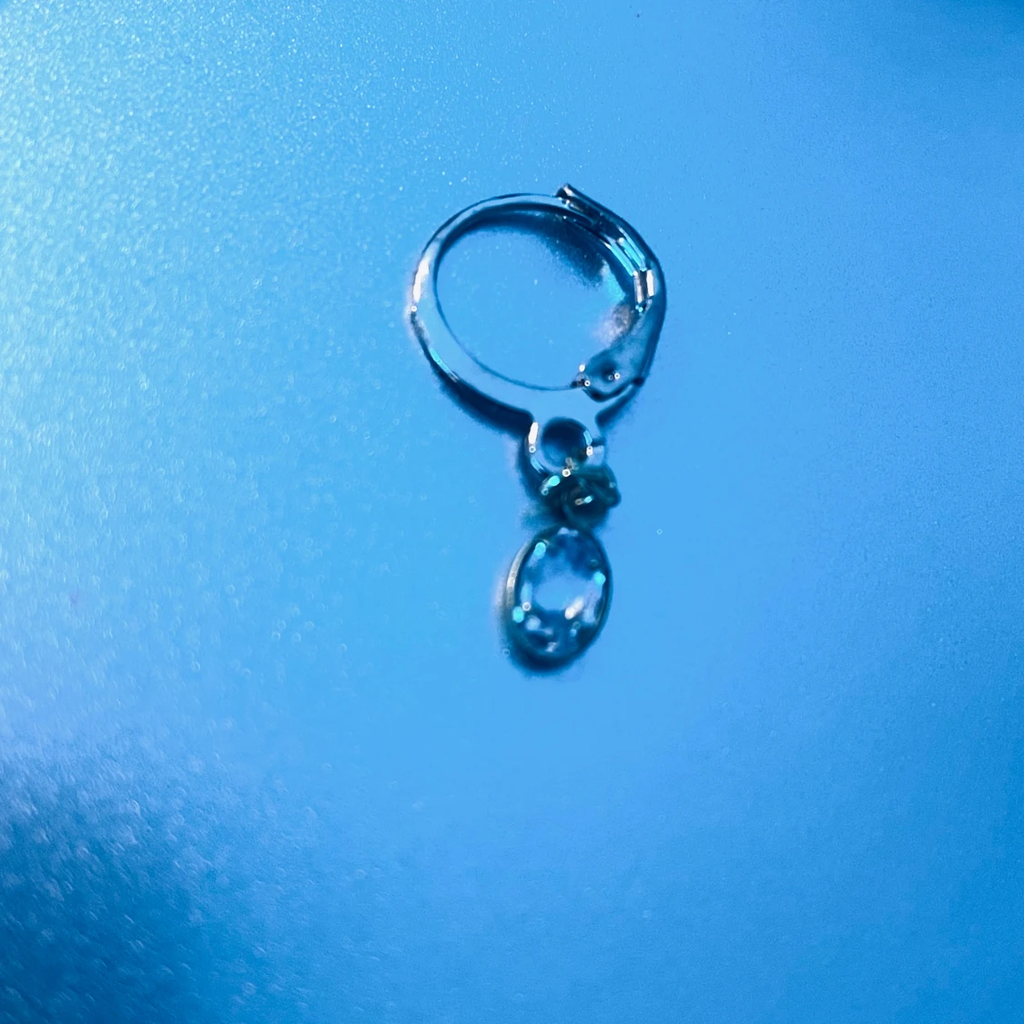 By prisförslag- 1 st Guldörhänge med klar sten - 2