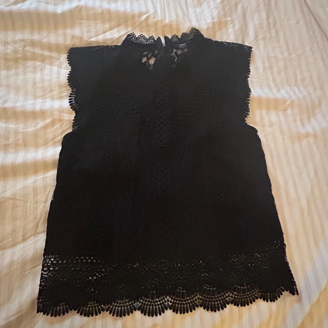 Svart spetsblus från ONLY