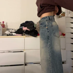 Blå jeans med vida ben - Low waist jeans från Motel. HELT nya. Storlek 24/32❤️‍🩹💓❤️‍🩹