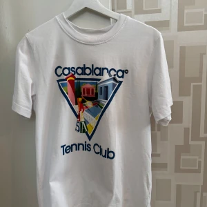 Vit Casablanca T-shirt - Säljer då jag använder den alldeles för sällan. Använd ca 4-5ggr och inköpt via Miinto i februari 2024. Den har tryck på framsidan och helvit på baksidan. Detta är en Size M. Digitalt kvitto finns.  Skriv gärna i chatten om det dyker upp några funderingar😄