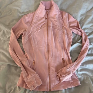 Lulelemon define jacket  - Nulu Define jacket köpt på Lulelemon, färgen heter pink haze/rose. Använd fåtal gånger men är tvättad såklart. Är som ny inga defekter!🩷😊