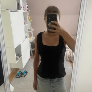 Svart rosetttröja från Zara - Säljer en super fin rosetttröja från Zara i storlek XS, är i jättebra skick då jag bara har använt den ett par gånger❤️ Passar till både sommar och höst❤️ 