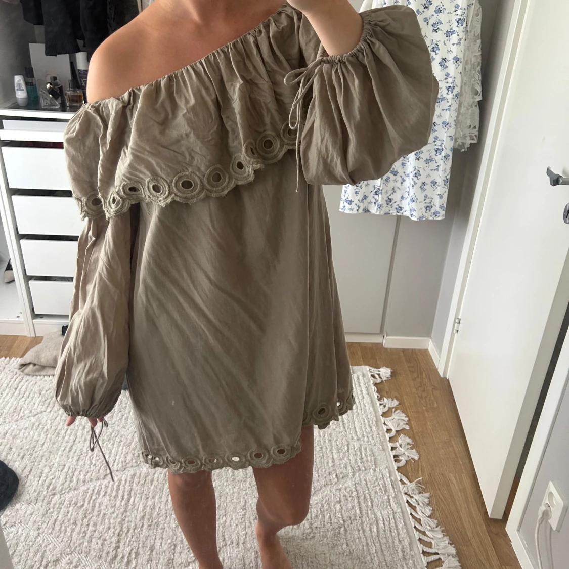 grön off shoulder kortklänning med volang - 1