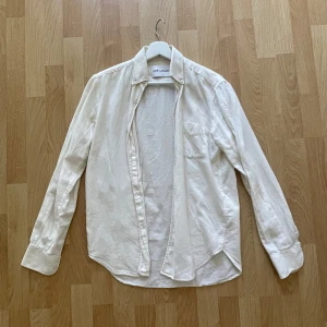 Skjorta Our Legacy AW14  - Klassisk vit skjorta från Our Legacy i storlek 44. Skjortan är tillverkad i en mix av bomull och ull.