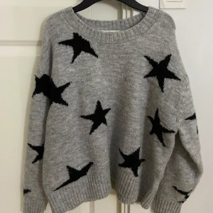  Stjärnmönstrad stickad tröja från H&M -  Stjärnmönstrad stickad tröja från H&M i bra skick, endast använd en gång. Den är i storlek 146 / 152 men sitter som en storlek större. Den är jättegosig