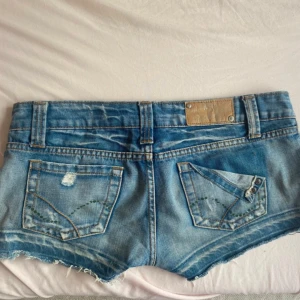 Lågmidjade jeansshorts - Snygga ljusblå, lågmidjade!🥰🥹 Midjemått: 38cm, Grenhöjd: 18cm. Passar S i storleken, inga bilder på pga för stora för mig🤧