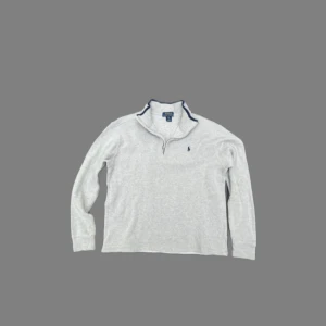  Polo Ralph Lauren - En fet Ralph Lauren tröja i grå färg med blå i kragen pris 649 hör av er vid frågor! Storlek M