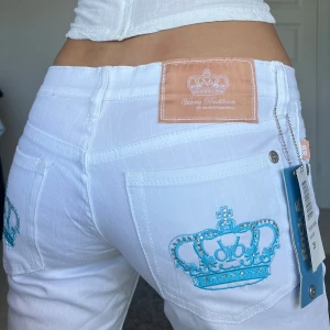 Victoria Beckham jeans - Midjemått: 37cm rakt över, innerbenslängd: 80cm 💕