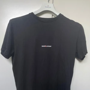 Saint Laurent T-shirt - En supersnygg svart T-shirt ifrån Saint Laurent | Självklart äkta! | Storleken i är L men sitter som en S/M | Passar till allting, snygg under en skjorta! | Kom med bud!🌟