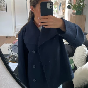 Kort kappa - Säljer nu denna mörkblå kappa/filt jacka. Jackan är från Gina young i storlek 158/164, den passar mig som vanligtvis bär S. 