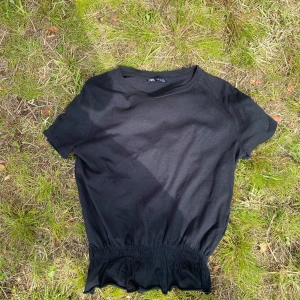 Snygg topp med resor i midjan!!🥰🥰❤️ - Vääärldens finaste kortärmade topp från Zara med  resår i midjan!!🥰🥰 älskar denna topp sååå mycket men är i behov av pengarrr🥹🥹 just nu har jag väldigt bra priser så löp och köp!!