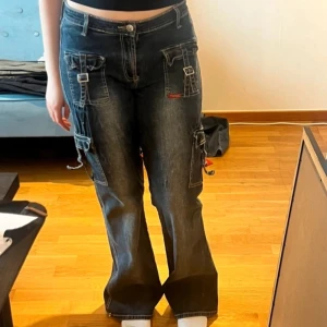 Miss Sixty jeans - Snygga mörkblå cargojeans från Miss Sixty som jag köpte på vinted för ett tag sen(bilderna är från hon jag köpte dem av). Jag har haft dem ett tag och typ inte använt dem så jag tycker de ska tillhöra någon som uppskattar dem🙏 mycket bra skick, lite slitningar längst ner på baksidan av benen men annars inga fel!