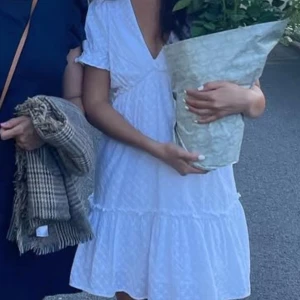 Vit kort sommarklänning - Säljer denna fina vita klänning från Zara. Den är i mycket bra skick och passar perfekt nu till sommaren, eller till student eller liknande 💝💝Storlek XS. Köpare står för frakt.