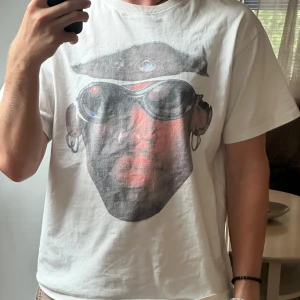 Vintage Rodman Graphic Tee - Graphic Tee med Dennis Rodman tryck och signatur baktill. Riktigt bra kvalite! Relativt t short och Boxy fit. Passar mig som är 180cm perfekt.