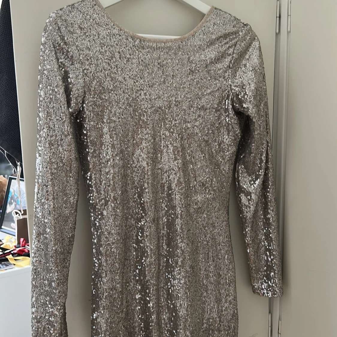 Glittrig silverklänning från Cubus - 2