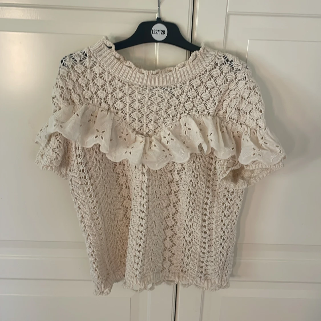 Vit stickad blus med volang från Zara - 2