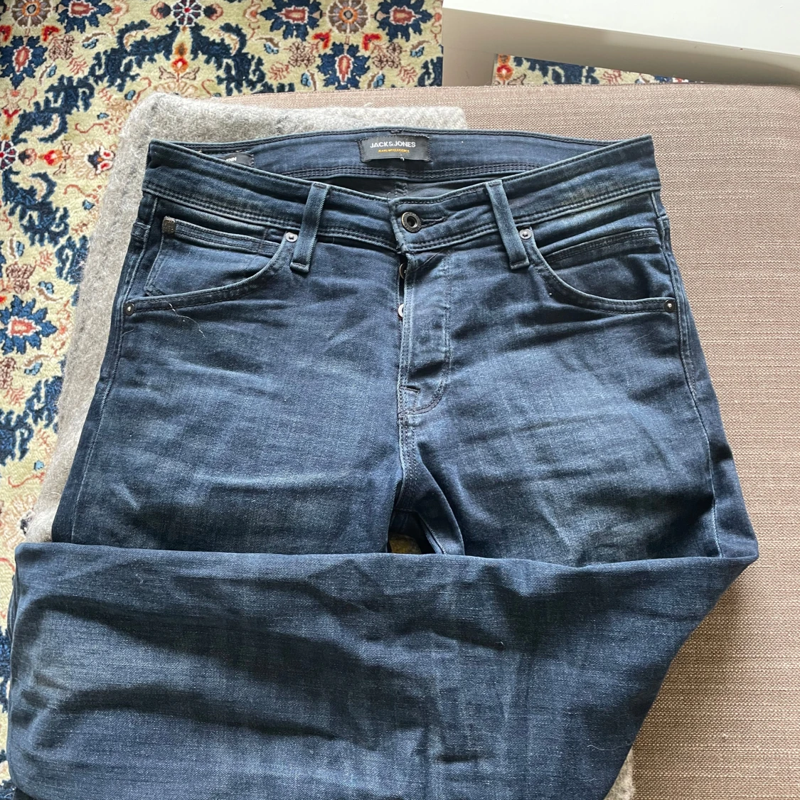 Mörkblå jeans från Jack & Jones  - 1