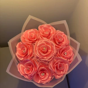 Rosa evighetsbukett med små diamanter  - En handgjord rosa evighetsbukett med 9 rosor gjorda av sidenband och små diamanter💕💎