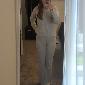 Ett grått ribbat set från lager 157 💞 - Superbekväma grå ribbat sett från lager 157. 95% viskos och 5%Elastan💞