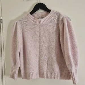 Ljusrosa stickad tröja - Använd fåtal gånger, fite nopprig men utöver det felfri. Har bundlerabatt och låga priser så kolla gärna resten av mina annonser!