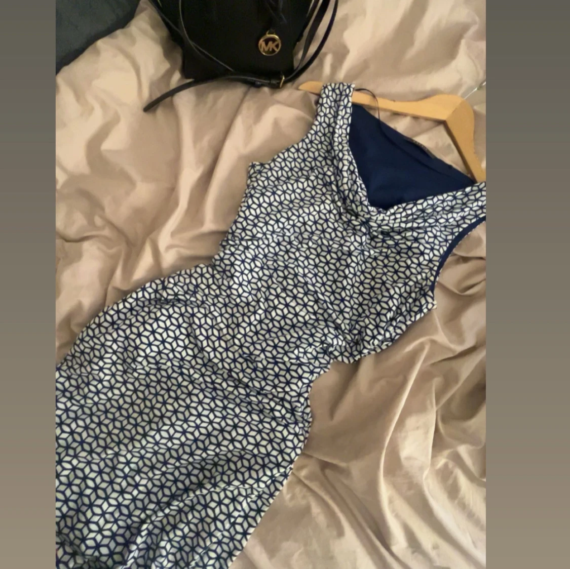 Mönstrad blåvit klänning