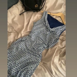 Mönstrad blåvit klänning - Säljer två klänningar från Sprit. Använt fåtal gånger, inga tecken på användning. 400 kr styck