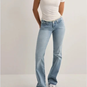 Jeans  - Säljer dessa jeans från Nelly. Använda fåtal gånger. Avklippta att passa någon som är ca 167. 🩷Nypris 700