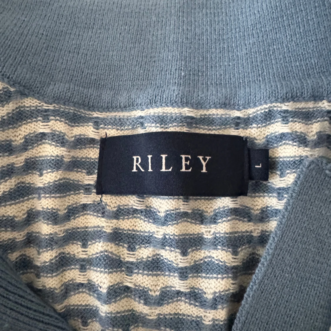 Blåvit stickad pikétröja från Riley - 1