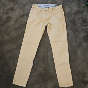 Beige chinos från ralph lauren  - Snygga chinos från ralph lauren i bra skick