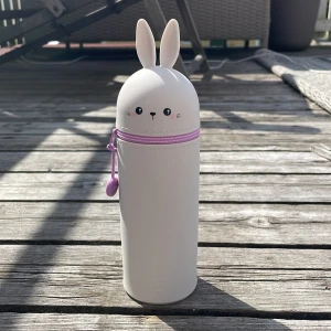 Kaninpennskrin - Supergullig ljusgrått kanin pennskrin från Legami. Fungerar jättebra att ha pennor eller andra småprylar i. Perfekt att ha på skrivbordet eller i väskan. Aldrig använd