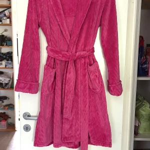 Ralph Lauren morgonrock  - Jättefin morgonrock , mjuk o skön . Inte mycket använd, som ny. Köpt från Zalando, nypris 1700kr