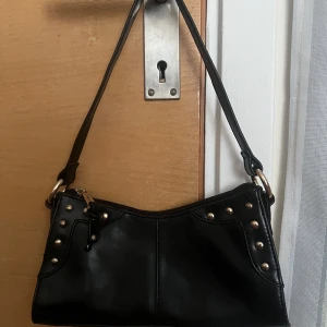 Svart från Fiorelli - Snygg svart väska från Fiorelli!