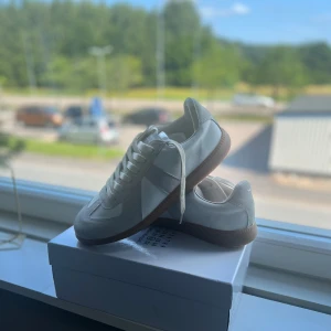 Maison margiela st 44 - Ett par fina skor från maison margiela i storlek 44, men passar 43 bättre. Jag skulle nog säga skick är (8/10). Det finns endast små skador men behöver mest tvättas. Lådan, dustbag finns. Skriv ifall någon fundering dyker👌