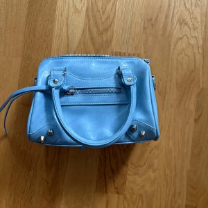Blå mini väska - Superfin väska med en vintage lock. Perfect för vardagen eller finare event. Vet tyvärr inte märket då den är köpt på plick💓