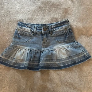 Blå kort Lågmidjad jeanskjol med volang - Supersöt blå jeanskjol med volang som är kort och Lågmidjad, bra skick. Storlek XS❤️