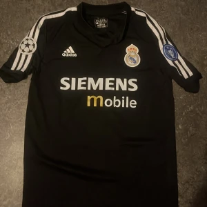 Svart Real Madrid Roberto Carlos tröja - Jag säljer denna tröja för att den inte är i min storlek längre. 8/10 i skicket, använd ett par gånger